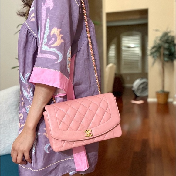 Chanel Diana Bag Vintage Pink Medium Shoulder Bag with Gold Accents - Picture 4 of 16